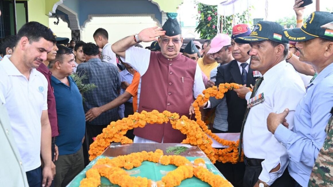 शहीद दीपेंद्र को पुष्पांजलि अर्पित कर सैनिक कल्याण मंत्री गणेश जोशी ने दी श्रद्धांजलि, 17वीं बटालियन गढ़वाल राइफल में तैनात थे हवलदार दीपेंद्र कंडारी