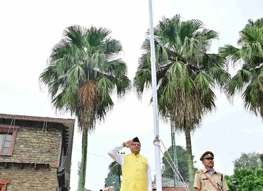 सीएम धामी ने 78वें स्वतंत्रता दिवस के अवसर पर मुख्यमंत्री आवास में किया ध्वजारोहण, राष्ट्रीय एकता की दिलाई शपथ