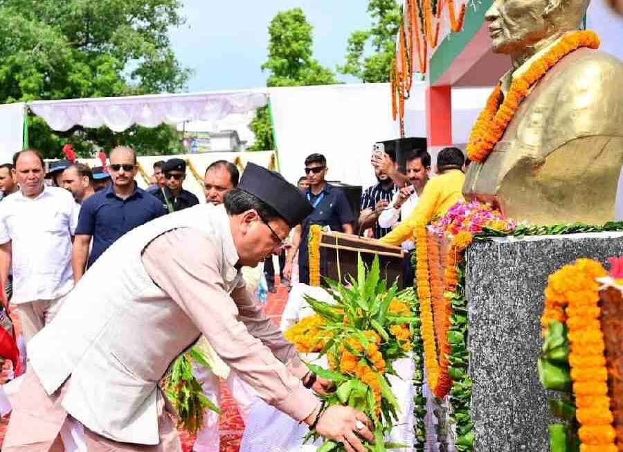 मुख्यमंत्री ने खटीमा स्थित शहीद स्थल पर शहीदों की मूर्तियों पर माल्यार्पण कर दी श्रद्धांजलि, शहीदों के परिजनों को शॉल भेंट कर किया सम्मानित, कहा – राज्य आंदोलनकारियों के सपनो के अनुरूप विकसित उत्तराखंड बनाना हमारा लक्ष्य