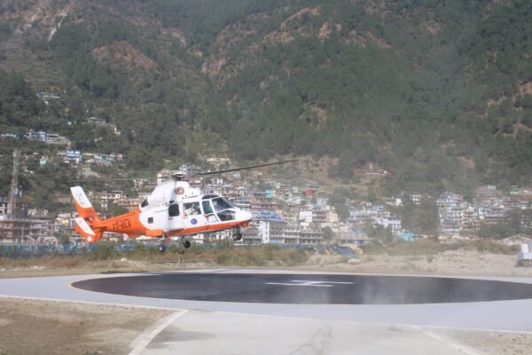 मुख्यमंत्री पुष्कर सिंह धामी ने सहस्त्रधारा हेलीपैड से जोशियाड़ा हेलीपैड के लिए हेली सेवा का शुभारंभ, पहली उड़ान का आगमन होते ही हेलीपैड पर पुष्पवर्षा कर लोगों ने हर्षोंल्लास किया व्यक्त