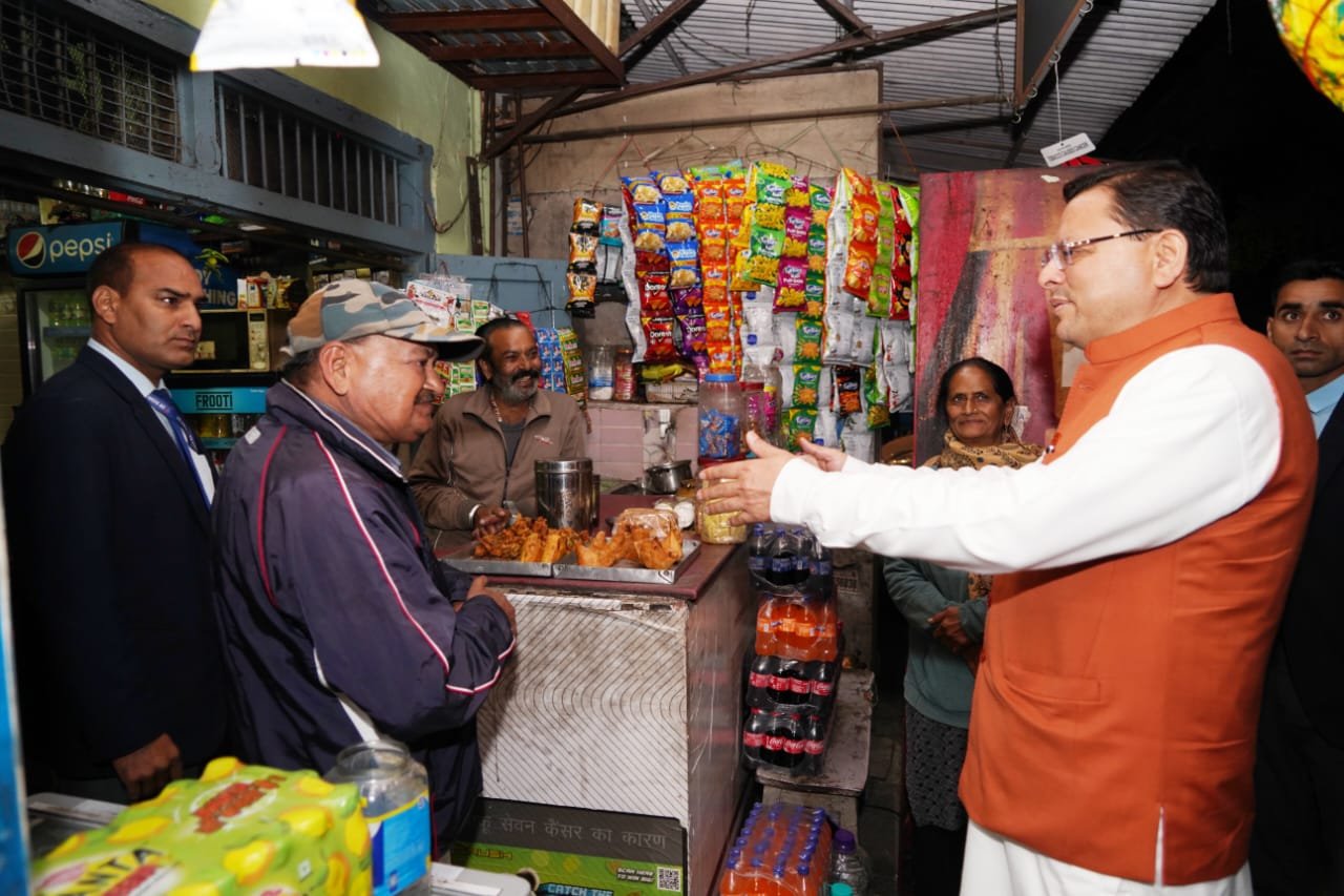 काफिला रोक, लोगों से मिलने पहुंचे मुख्यमंत्री पुष्कर सिंह धामी