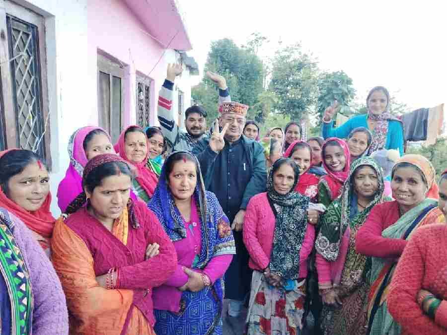 केदारनाथ उपचुनाव: मंत्री गणेश जोशी ने मणिगुह गांव में जनसंपर्क कर की भाजपा के पक्ष में मतदान की अपील