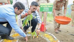 हरेला पर्व पर हरियाली का संकल्प: जिलाधिकारी डॉ0 आशीष चौहान ने किया वृक्षारोपण, कहा- पौधारोपण को बनाएं जन-आंदोलन
