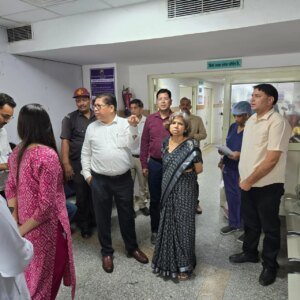 निदेशक चिकित्सा शिक्षा डॉ. आशुतोष सायना ने दून मेडिकल कॉलेज चिकित्सालय का किया सघन निरीक्षण, व्यवस्थाओं में लापरवाही पर दिए कड़े निर्देश